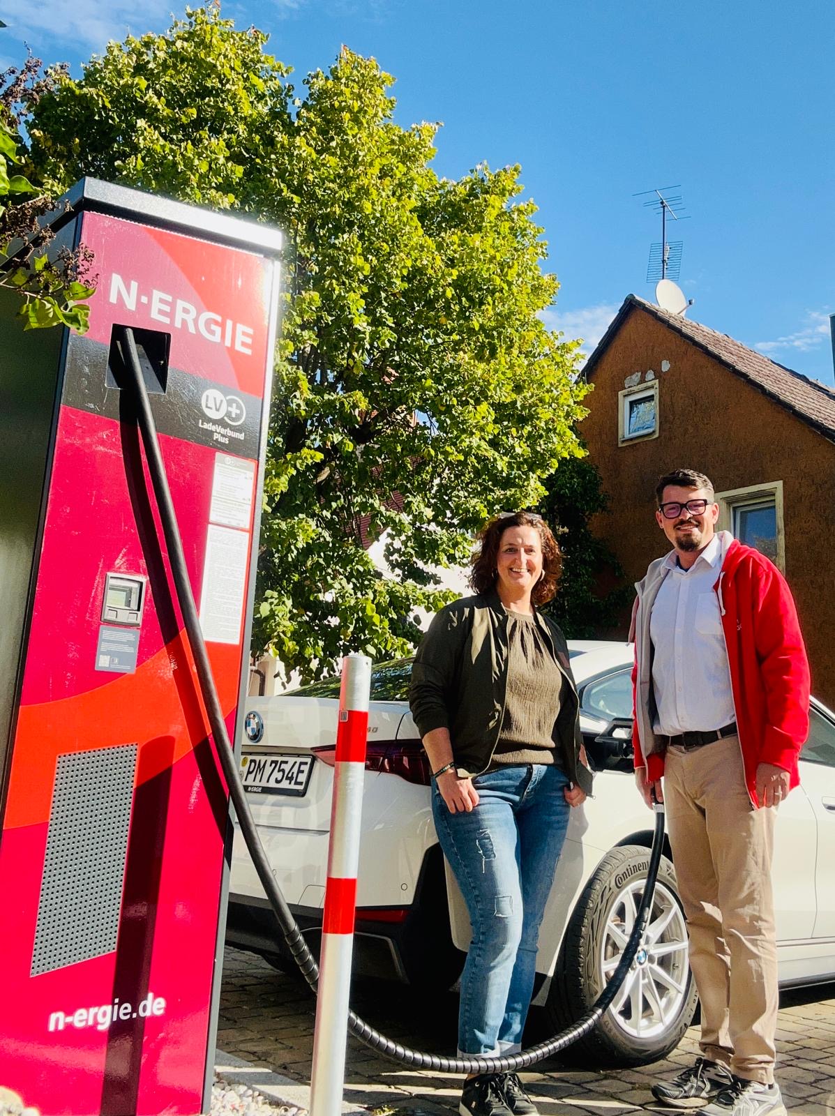 vor der neuen Ladesäule in der Bischof-Gundekar-Straße
