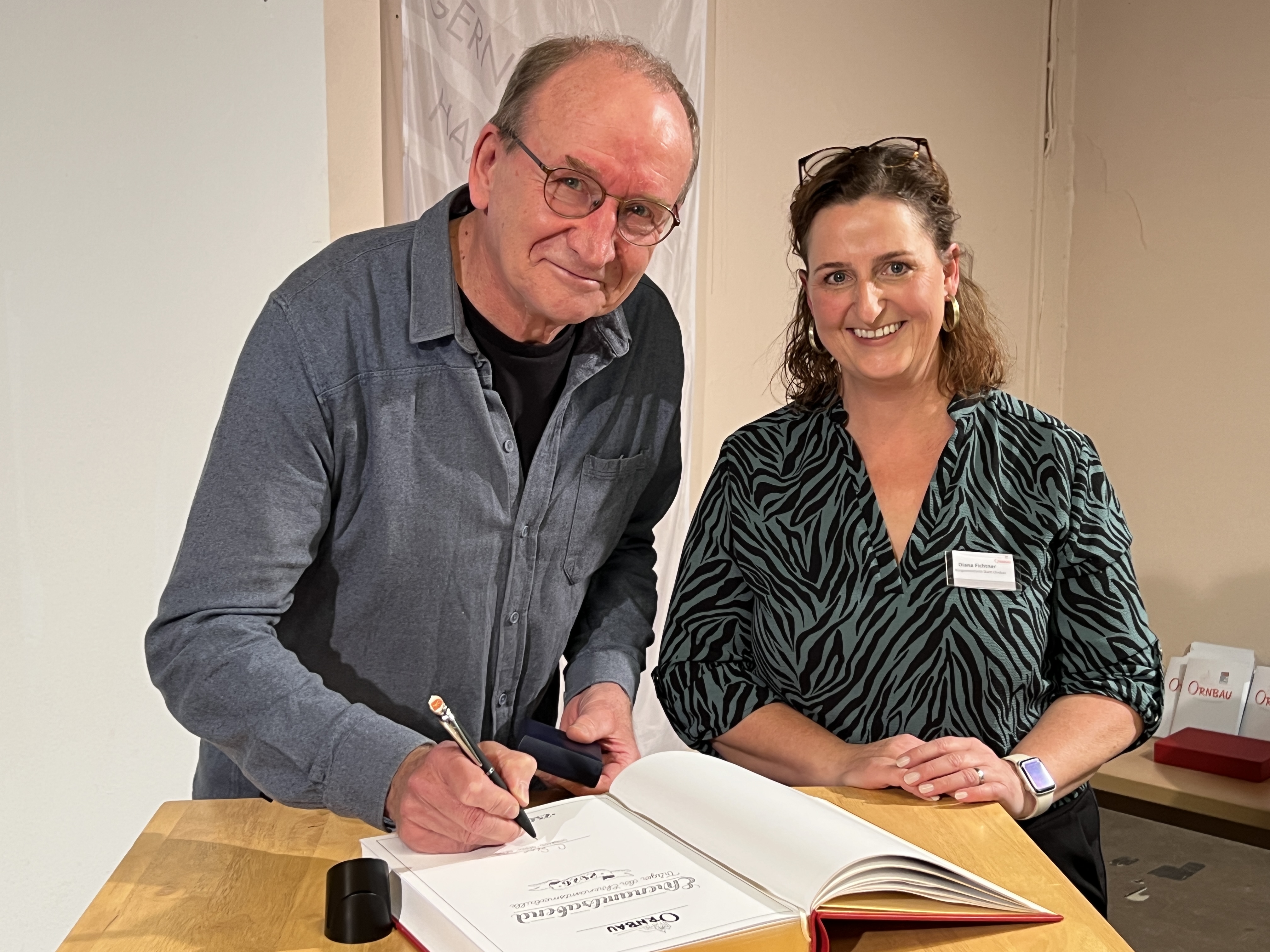 Gerhard "Gerdi" Sens und Diana Fichtner beim unterzeichnen des Goldenen Buches der Stadt Ornbau