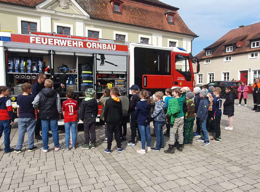 Kinder stehen vor den Feuerwehrauto der FFW Ornbau