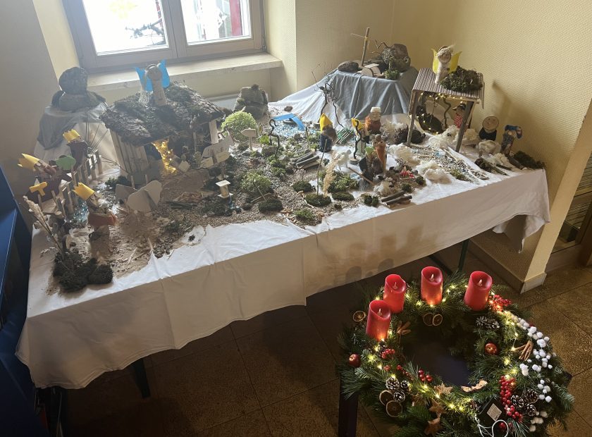 Krippe und Adventskranz