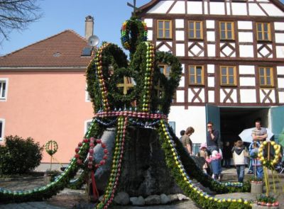 Osterbrunnen vor der Pfarrkirche