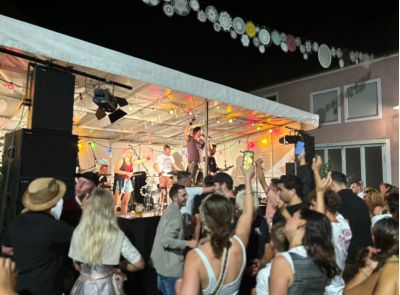 Tanzende Menschen an der Jakobi- Kirchweih