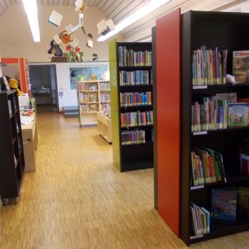 buecherei-ornbau-bild-eingang-fliegende-buecher