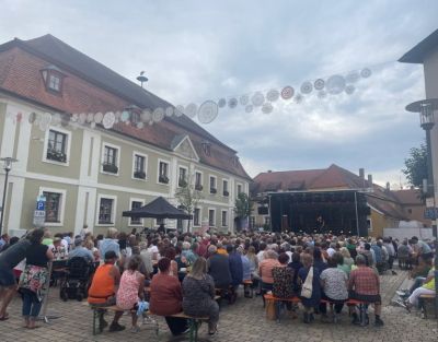 Auf Bierbank sitzende Menschen am Altstadtfest