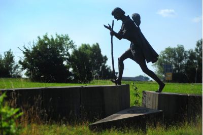 Bronzefigur eines Pilgers